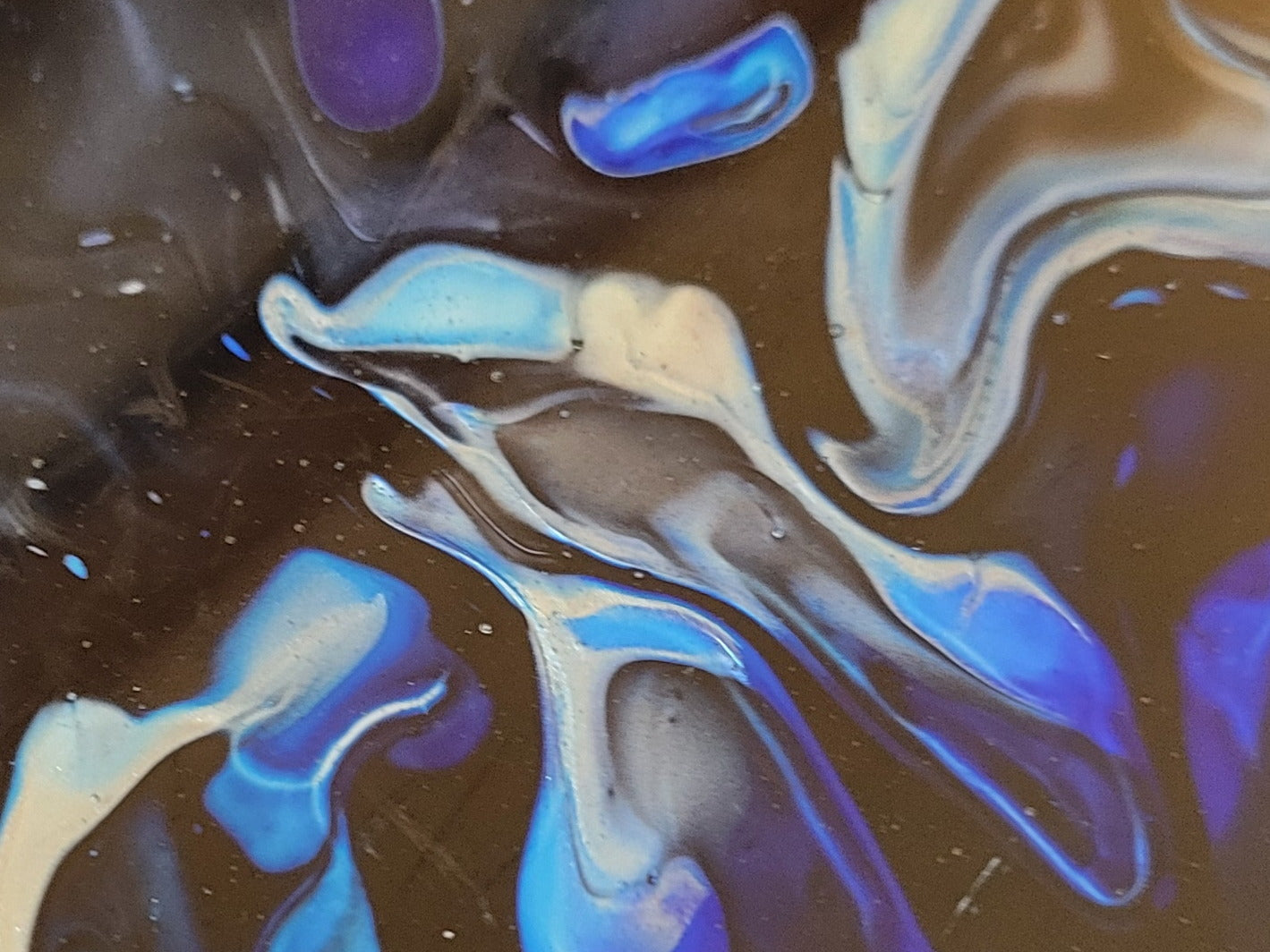 Close-up of a very chaotic meeting of several splotches, showing how the black background can blend up through the silver and light blue in particular.